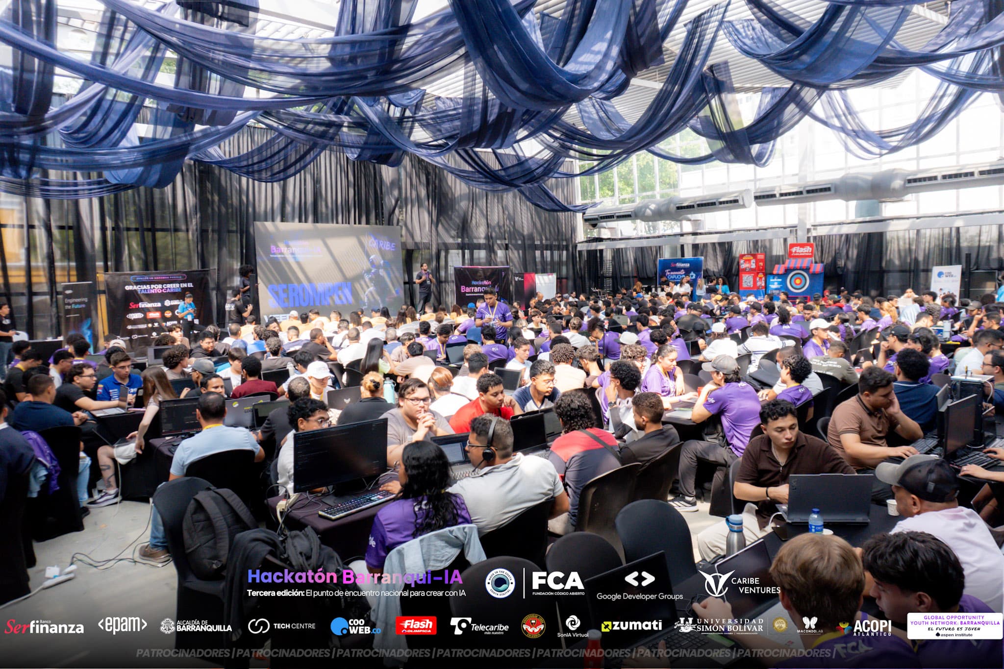 El Cubo de Cristal de la Plaza de la Paz lleno de participantes durante Barranqui-IA 2026